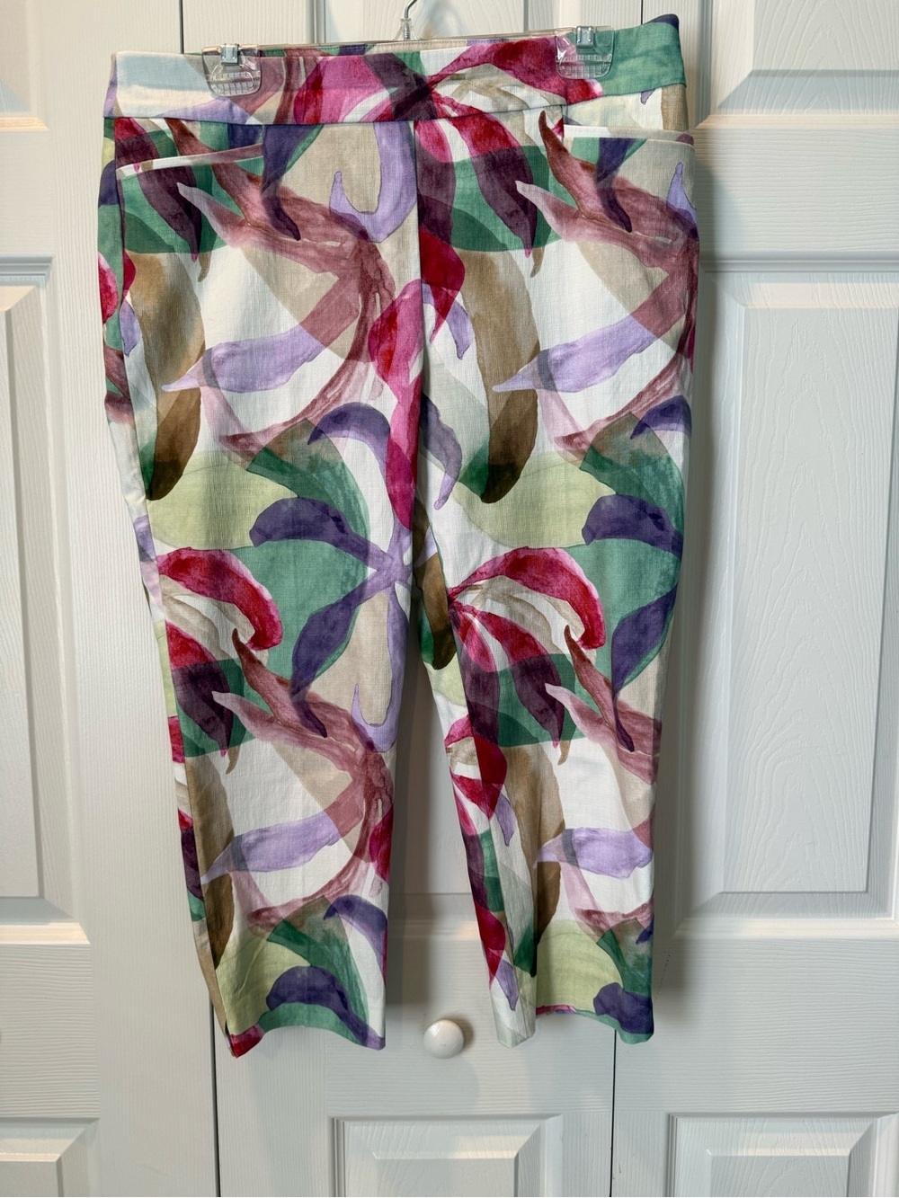 # Chico's Cropped Ankle Pants in Abstract Print (Sz 2P = Large Petite)